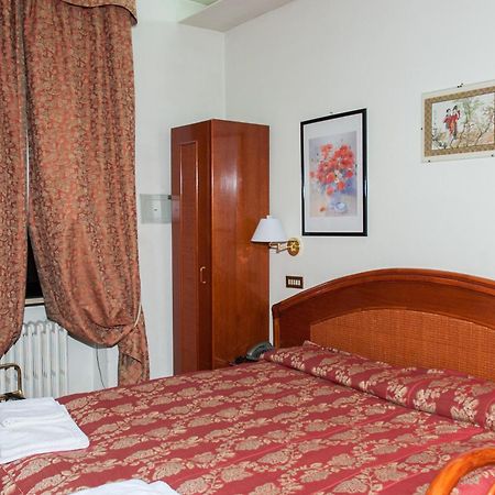 פיאצ'נצה Vip Hotel מראה חיצוני תמונה