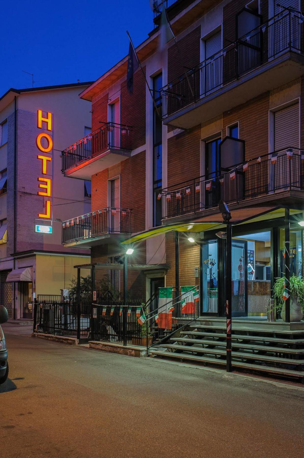פיאצ'נצה Vip Hotel מראה חיצוני תמונה