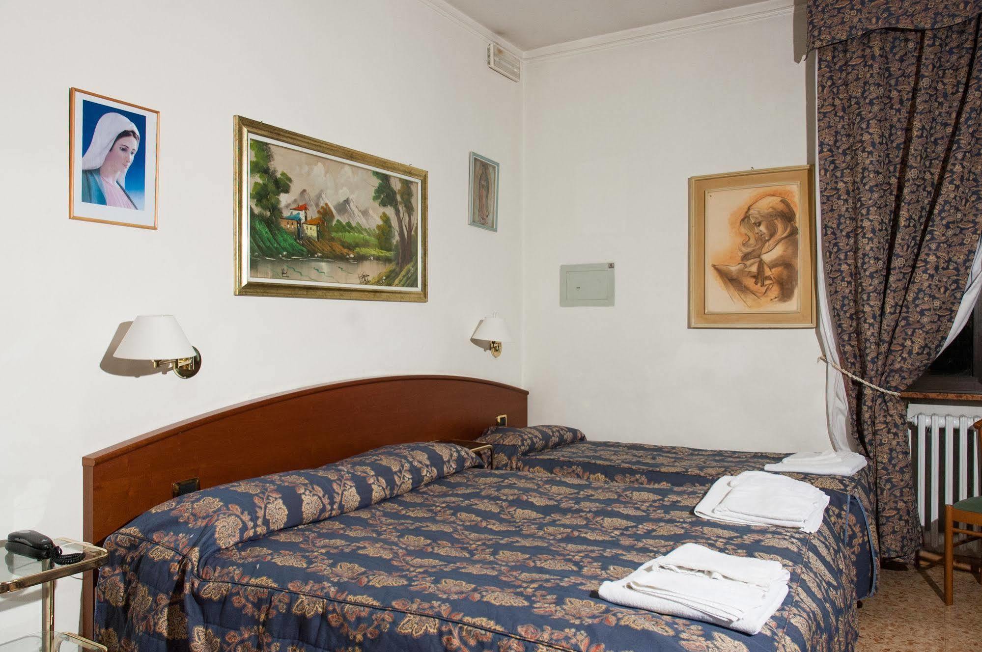 פיאצ'נצה Vip Hotel מראה חיצוני תמונה