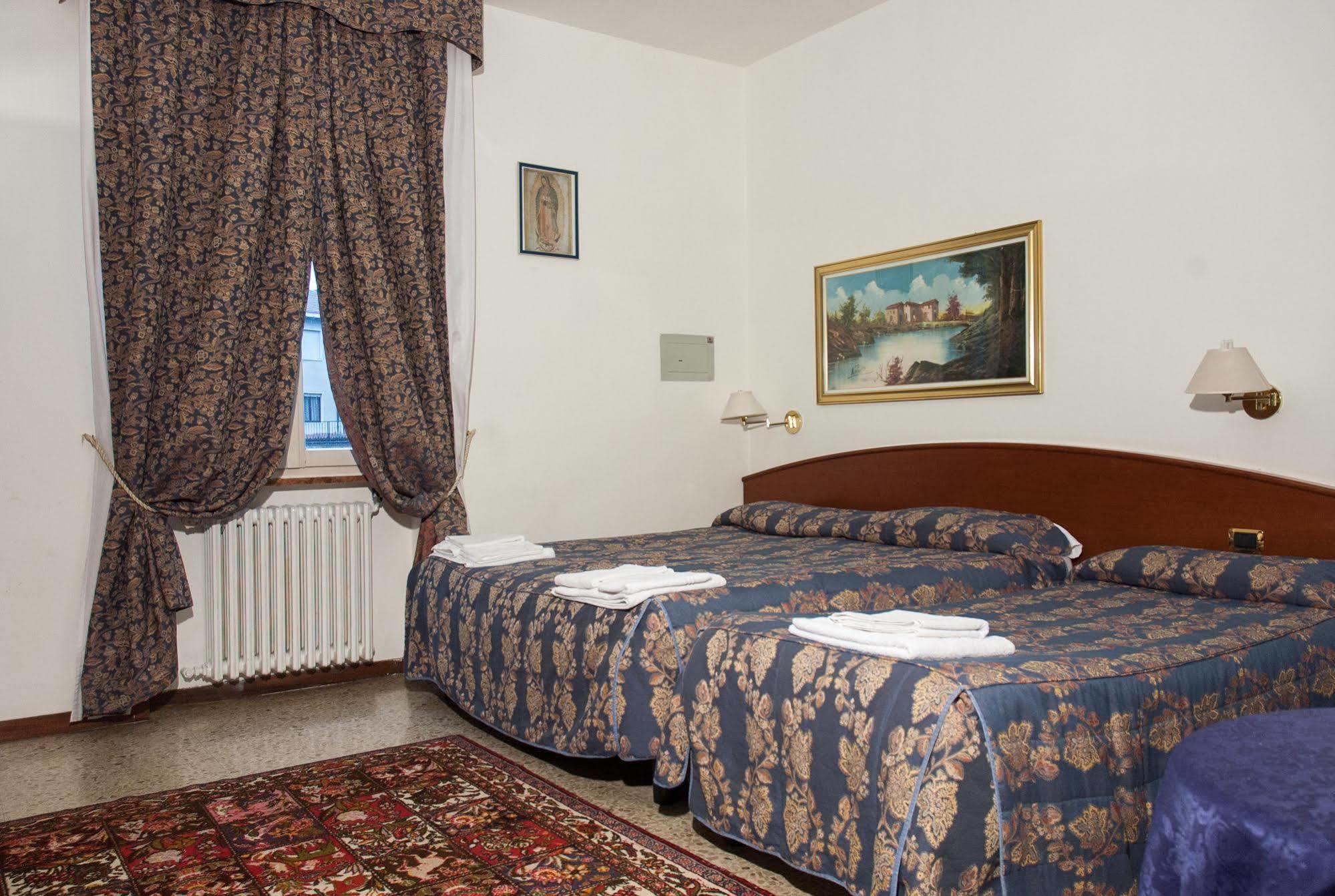 פיאצ'נצה Vip Hotel מראה חיצוני תמונה