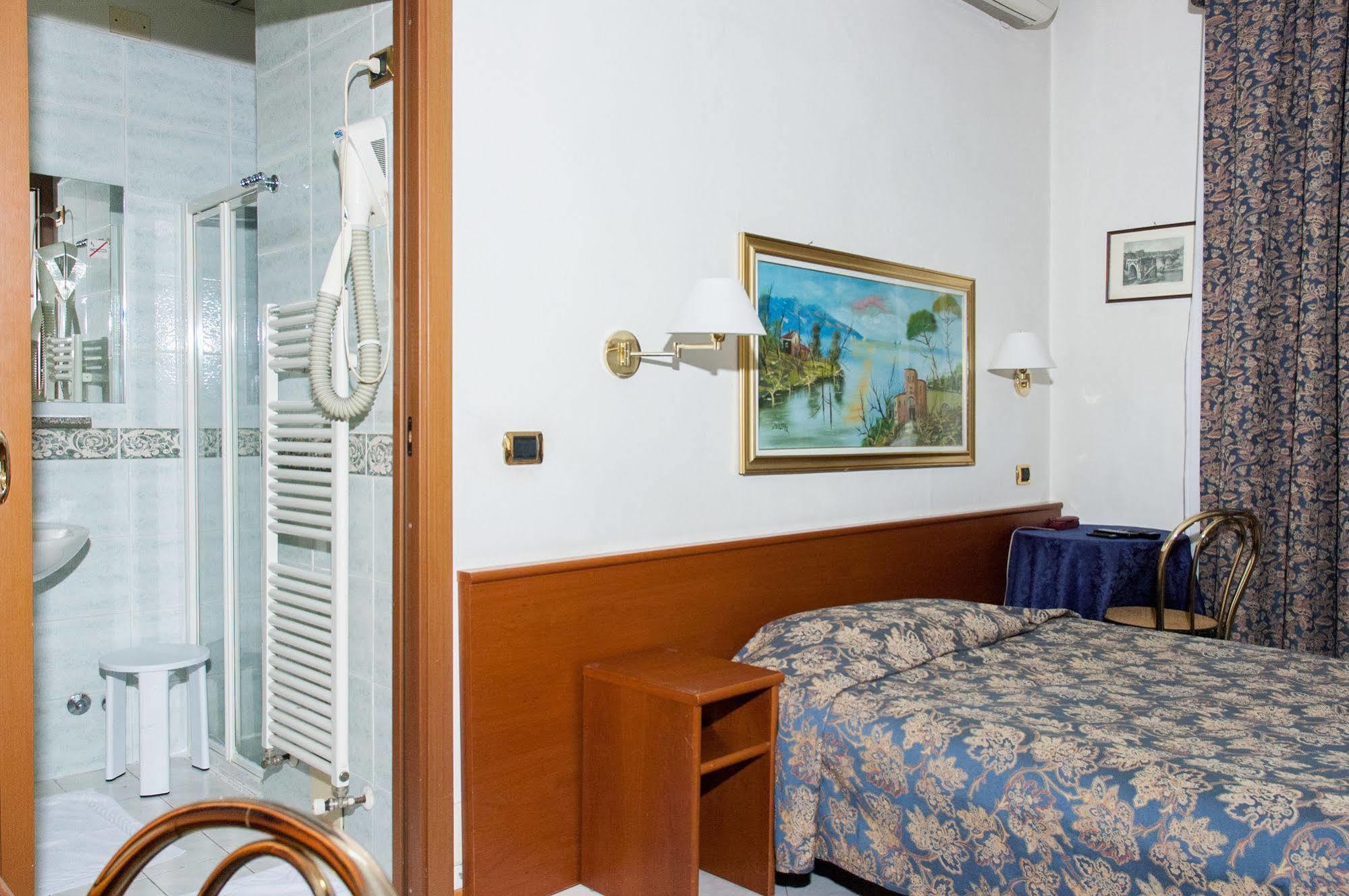 פיאצ'נצה Vip Hotel מראה חיצוני תמונה